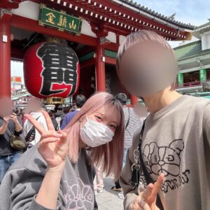 Tanakaga Instagram - 𝐇𝐚𝐩𝐩𝐲 𝐁𝐢𝐫𝐭𝐡𝐝𝐚𝐲🫅🏻💞

今年のタナ旦誕生日ケーキはブブビビホイップハート盛り盛りケーキでお祝いしました🐶㊗️笑
オーダーして作って貰った！！天才！可愛い！

見た瞬間めっちゃ喜んでくれて嬉しかった😂💓
出会った当初は友達過ぎて、結婚するどころか付き合う事すら想像出来ひんかったのにそんな私達がもうすぐパパとママになるなんて人生なにが起こるかわからんもんやな🥰笑

これからも自分達のペースでゆっくり平和に過ごしましょうね。