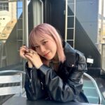 Tanakaga Instagram - もう2月か〜〜はやいね〜〜 気付いたら春になって夏になってまた冬が来るんやろな〜 昨日髪染めた投稿したら出張中の旦那から「髪色いい感じだね」とLINEが来てたのでどうにか帰ってくるまで髪色を保つ方法を考えているところでございます。 ピンクはすぐ色落ちするから保つの難しいのよ。。。