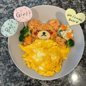 Tanakaga Instagram - 今日YouTubeでじんじんに子供の性別発表した時の動画上がったんやけど、夫への性別発表はオムライスでお昼寝クマさんを作りました🫶🏻 即席やったから旗は家にあるもので適当に作った笑

夫の大好物なのと、我が家では出張行く前の日とかに作る特別メニューなので発表する時はオムライスで発表したいな〜ってずっと思ってたから可愛く出来て満足🐻❤️

卵をめくって中身がチーズの星なら男の子。ハムのハートなら女の子。っていう発表方法にしたんやけど、肝心のめくった後の写真撮るの完全に忘れてたので性別が気になる方は今日のパパラのYouTube見てくださいごめん笑