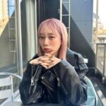Tanakaga Instagram - もう2月か〜〜はやいね〜〜 気付いたら春になって夏になってまた冬が来るんやろな〜 昨日髪染めた投稿したら出張中の旦那から「髪色いい感じだね」とLINEが来てたのでどうにか帰ってくるまで髪色を保つ方法を考えているところでございます。 ピンクはすぐ色落ちするから保つの難しいのよ。。。
