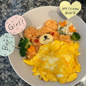 Tanakaga Instagram - 今日YouTubeでじんじんに子供の性別発表した時の動画上がったんやけど、夫への性別発表はオムライスでお昼寝クマさんを作りました🫶🏻 即席やったから旗は家にあるもので適当に作った笑

夫の大好物なのと、我が家では出張行く前の日とかに作る特別メニューなので発表する時はオムライスで発表したいな〜ってずっと思ってたから可愛く出来て満足🐻❤️

卵をめくって中身がチーズの星なら男の子。ハムのハートなら女の子。っていう発表方法にしたんやけど、肝心のめくった後の写真撮るの完全に忘れてたので性別が気になる方は今日のパパラのYouTube見てくださいごめん笑