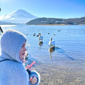 Tanakaga Instagram - 沢山の祝福のお言葉本当にありがとうございます。
18歳でパパラピーズ始めた時は、彼氏すらまともに出来た事無かった自分がお母さんになるなんて自分が1番驚いております笑

旦那と2人で過ごす最後の誕生日だったので、ドライブで色んな所に行ってきました。
そういえば富士山って間近で見た事ないなって話になって、山中湖に連れて行ってもらったら白鳥がお出迎えしてくれて癒されてきました🦢🦢
子供が産まれたらこんな風にゆっくり出来る時間は減るやろうから、2人の時間を存分に堪能する事が最近の楽しみです🙆🏻‍♀️🙆🏻‍♀️