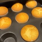 Tanakaga Instagram - 最近作ったスイーツ達🍰 普段ご飯は作るけどお菓子作り全くした事なかったから、気泡入りまくりのダメダメやけど🤷🏻‍♀️🤷🏻‍♀️笑 ・パパラの企画で作ったバレンタインのカップケーキ🧁 ・旦那にバレンタインであげた肉球フィナンシェ🐶 ・バレンタインをきっかけにカップケーキにハマって、リベンジしたら上達したやつ笑