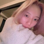 Tanakaga Instagram - 今の季節とかもそうやし、やっぱ大人になるに連れて体調とかで肌の調子めっちゃ変わったりするんやけど結局保湿が大事やと思うねんな。 私も妊娠中の肌トラブルでめっちゃ悩んでて最近毎日使ってるんやけど、ルルルンのハイドラVマスクは化粧水の代わりに毎日使えるフェイスマスクやから、お風呂上がりに化粧水の代わりにすぐに貼って5~10分置くだけで効率的に保湿ができてほんまにありがたい😭🫶🏻 肌で悩みやすい今の時期に、私の肌に潤いを与えてくれるので愛用してます✌🏻 #ルルルン #シートマスク #ビタミン #水光肌 #毛穴ケア #PR