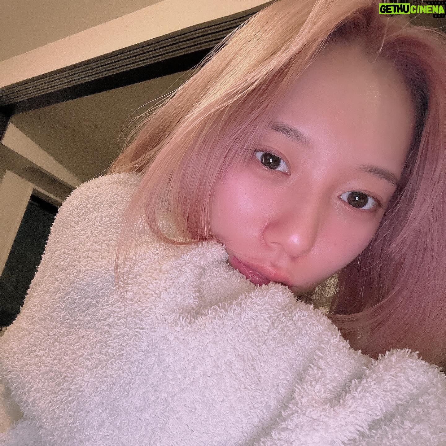 Tanakaga Instagram - 今の季節とかもそうやし、やっぱ大人になるに連れて体調とかで肌の調子めっちゃ変わったりするんやけど結局保湿が大事やと思うねんな。 私も妊娠中の肌トラブルでめっちゃ悩んでて最近毎日使ってるんやけど、ルルルンのハイドラVマスクは化粧水の代わりに毎日使えるフェイスマスクやから、お風呂上がりに化粧水の代わりにすぐに貼って5~10分置くだけで効率的に保湿ができてほんまにありがたい😭🫶🏻 肌で悩みやすい今の時期に、私の肌に潤いを与えてくれるので愛用してます✌🏻 #ルルルン #シートマスク #ビタミン #水光肌 #毛穴ケア #PR