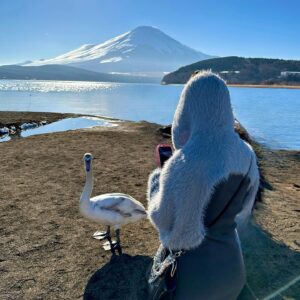 Tanakaga Instagram - 沢山の祝福のお言葉本当にありがとうございます。
18歳でパパラピーズ始めた時は、彼氏すらまともに出来た事無かった自分がお母さんになるなんて自分が1番驚いております笑

旦那と2人で過ごす最後の誕生日だったので、ドライブで色んな所に行ってきました。
そういえば富士山って間近で見た事ないなって話になって、山中湖に連れて行ってもらったら白鳥がお出迎えしてくれて癒されてきました🦢🦢
子供が産まれたらこんな風にゆっくり出来る時間は減るやろうから、2人の時間を存分に堪能する事が最近の楽しみです🙆🏻‍♀️🙆🏻‍♀️