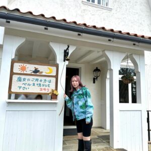 Tanakaga Instagram - お久しぶりのジブリパーク❤️
まっっっじで最高やった魔女の谷😭😭🫶🏻
オープン前からずっと楽しみにしてたから大歓喜の嵐

今回は魔女の宅急便編🍞💞
とりあえずグーチョキパン屋が作品のまんますぎて大興奮。狙ってたウルスラが食べてたチョコパンとトンボが買っていったビスコットも無事購入できた🥰
パン屋の外にはジジ家族がいてるの天才🐱🖤

作品通りパン屋の裏には、キキが住んでる屋根裏部屋も完全に再現されててほんまに感動😭😭
写真NGやったから部屋の隅々まで目に焼き付けてきた🥹
憧れのキキの部屋の窓も開けれて、自分も魔女宅のキャラになった気持ちになれたから満足 笑

ちょっと離れた所にキキの実家オキノ邸もあったのでお邪魔してきました🧙‍♀️
全部素敵すぎて住みたかった笑

でも何よりも感動したのは私が魔女の宅急便で1番大好きなキャラクター先輩魔女のホウキのメリーゴーランドをこの目で見れた事！！！笑
興奮しすぎて写真撮るの忘れたし妊婦やから乗られへんかったけど！！笑
それだけが心残りなので将来娘を連れてメリーゴーランドリベンジしたいと思います🎠

今回は動画にも収めたし、写真もいっぱい撮ったので当分ジブリ尽くしになると思いますが皆様お付き合いよろしくお願い致します🫶🏻笑

#ジブリパーク
#魔女の谷
#グーチョキパン屋