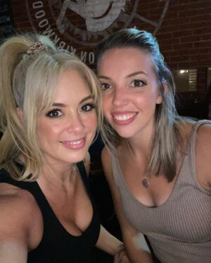Tanea Brooks Instagram - There are some people that walk into your life and you just wonder how did I get so lucky, thank you Lord for sending me a friend like this. Happy Birthday @the_jael 🎂🎈🥳🍾🎁. I love ya