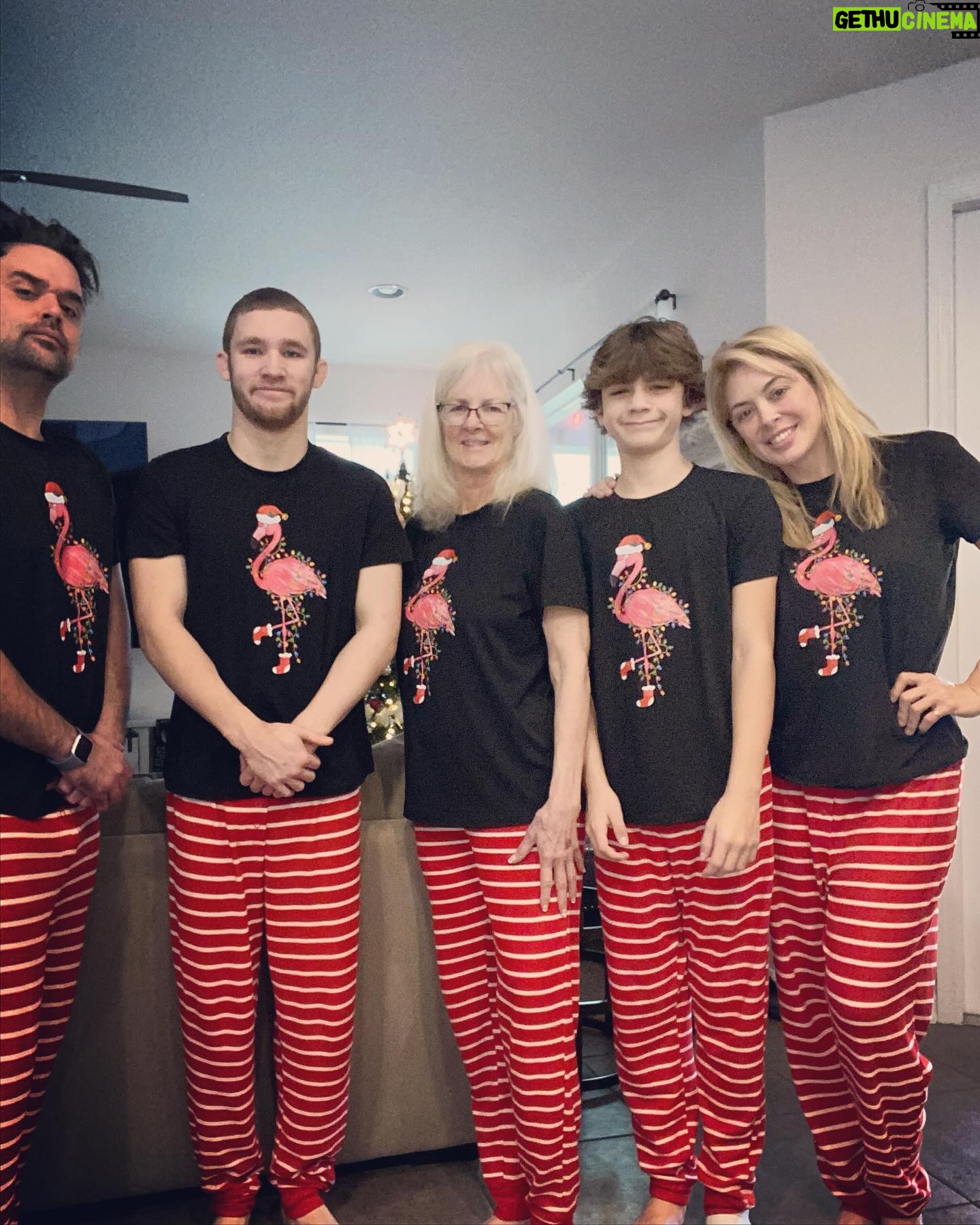 Tanea Brooks Instagram - I could sleep for a week straight but every minute worth it ❤️💚. #family #christmas