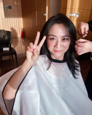Tang Wei Instagram - 感谢大家的支持，第一版很快就售罄。明日《分手的决心分镜本》第二版新鲜上市，这次我们还挑选了一些新照片放在书中。
今天是腊月二十八，宜祈福，愿每一本分镜本都能找到它的主人，能带去好运，感恩！
祝愿大家龙年大吉大利，健康快乐！