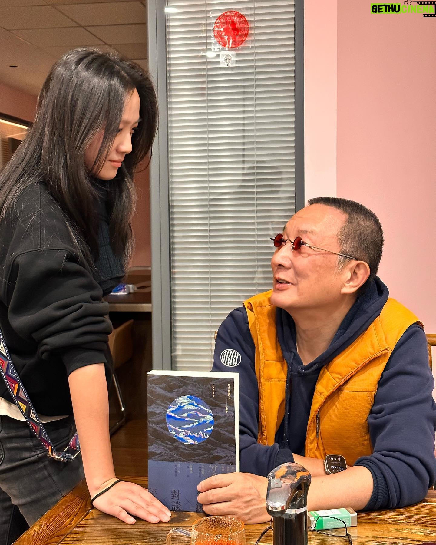 Tang Wei - 12.6K Likes - 昨天什么好日子呀,去黎叔(张黎导演)工作室送书时收到了库布里克出版社说第一版《分手的决心—分镜本》售磬的好消息,还蹭到了黎叔工作室白辣椒五花肉,美味!
mark~
感恩大家的支持!第二版也在路上了,年三十之前热腾腾送到,希望能分享给更多人🙏🏼🙏🏼🙏🏼