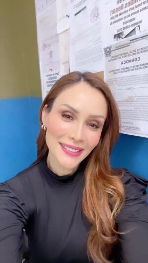 Tania Vazquez Instagram - Ocupémonos de estar en paz , respirar y sentirnos bien , lo correcto y Perfecto siempre llegará a nosotros 🫶♥️

Gracias mi @leonor_garzon por estar en el aquí y en el ahora 🫶😘
Gracias por tan bella Dirección @gus_loza 🫶 Gran proyecto muy divertido 😀 

#tanyavazquez #tanyavazquezp #actriz #proyectos #mexicolindo #comingsoon