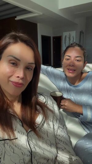 Tania Vazquez Instagram - Felices en pijama 🤪 @dra.kenyaderma @dermatelier @beautyconceptclinic @elevatione.mexico @dafne.tellez.v 

#beauty #beautynatural #belleza #bienestar #salud #spa #clinic