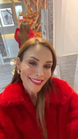 Tania Vazquez Instagram - GRACIAS A DIOS , GRACIAS A MI FAMILIA , GRACIAS A CADA UNO DE USTEDES POR ESTAR EN MI VIDA , GRACIAS A LOS QUE YA NO ESTÁN EN MI VIDA, GRACIAS A MIS AMIGOS QUE SE CONVIRTIERON EN FAMILIA , GRACIAS VIDA , GRACIAS UNIVERSO , GRACIAS A MI HIJA POR ELEGIRME COMO TÚ MAMÁ ❤️❤️❤️❤️❤️❤️❤️LOS AMO MUCHO

#happynewyear 🎊🥳🪅