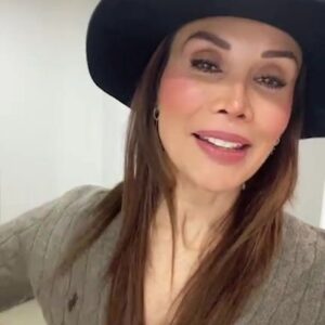 Tania Vazquez Instagram - La más feliz de broncearme con ustedes @sunlaboficial 🫶😘
Mi @_fhersantosoficial ya preparándome para tu hermoso evento 🫶😘