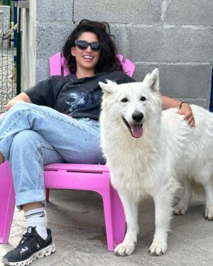 Tania Raymonde Instagram - Aux anges à l'élevage de mon oncle. Ces bergers blanc sont impressionnants mais t’inquiète c'est des gros nounours. Impossible de me faire bouger de cette chaise.