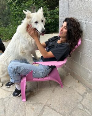 Tania Raymonde Instagram - Aux anges à l'élevage de mon oncle. Ces bergers blanc sont impressionnants mais t’inquiète c'est des gros nounours. Impossible de me faire bouger de cette chaise.