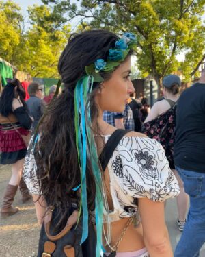 Tania Raymonde Instagram - drank meade braved a maze chilled w goats curtsied like maidens and basically went medieval as F at Ren Faire with @imdanadelorenzo
