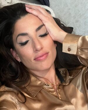 Tania Raymonde Instagram - windy beach days trailer selfies bloody Marys with friends and other nice moments recently~~