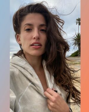 Tania Raymonde Instagram - A Very Brontë evening in P.V. Had I worn an L.A. chain today I would be repping it.