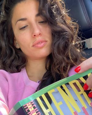 Tania Raymonde Instagram - reading pornography in the car feelin pretty. Remember that time not too long ago when if you got on a plane from wherever, going anywhere, chances were more than half the people on board were reading 50 shades? Low-key tucked inside newspapers, or hidden by the cover of another book…I was one of those people! Come on, weren’t we all? No shame, though. I let my freak flag fly. Anyway Miller did it first.