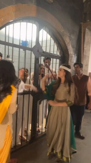 Tanisha Mehta Instagram - ईशानी ने पूजा और सुमित के साथ मिलके भेजा पूरे धूपर ख़ानदान को सलाख़ों के पीछे …between the shots fun 😅😅😂😂आगे की कहानी जानने के लिए देखते रहिए हर शाम 6:30 बजे “लग जा गले” @zeetv and @zee5 पर कभी भी 😍😍😍। video courtesy captain of the ship our supremely talented director @khwaja_mughal13 …With my amazing coactors @tanishaamehta_ @neelampathaniaabrol @aryannarora @trishaanmaini @tanvi_shewale @neeva_malik @sumeetwadhwaofficial  #funnyvideos #comedy #bts #laughter #fun #on #the #sets