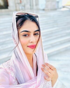 Tanisha Mehta Instagram - A series of reaaallly bad photography & selfie videos.. yet a wonderful day and an adventurous trip🫶🏽✨wished to go here since many years on every birthday and finally this time it came true.. 
Enjoyed every moment… 🧿 #yatracompleted