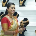 Tanisha Kuppanda Instagram – ❤️ಸರ್ವರಿಗೂ ಯುಗಾದಿ ಹಬ್ಬದ ಶುಭಾಶಯಗಳು🎋
.
Most awaited Inauguration vedio of our @kuppandasjewellery 
Owned By @tanishakuppanda 
Chief guest for the event @loosemada_yogi
.
.
.
.
@rk_2328 @dude_suri 
.
.
.
@tanisha_kuppanda_fc @tanisha_winner_forever @queen_tanishakuppanda @benki5180 @benki_the_bossy.queen01 @tanishakuppanda01 @tanishakuppandaofficial 
.
.
.
.
.
.
#inauguration #tanishakuppanda #loosemadayogi #vinaygowda #karthikmahesh #namrathagowda .