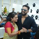 Tanisha Kuppanda Instagram – KUPPANDAS JEWELLERY’S 
 ಬಿಗ್ ಬಾಸ್ ಮನೆಯಲ್ಲಿ ತನಿಶಾ ತನ್ನ ಕನಸಿನ ಬಗ್ಗೆ  ಬಹಳ ಉತ್ಸುಕಳಾಗಿ ಹೇಳುತ್ತಿದ್ದಾಗ ಆಲಿಸಿದ್ದೆ

ಇಂದು ಗೆಳತಿ ತನಿಶಾಳ ಕನಸು ನನಸಾಗಿದೆ 

ನಿನ್ನ ಮುಂದಿನ  ಎಲ್ಲಾ ಕೆಲಸಗಳು ಯಶಸ್ವಿಯಾಗಲಿ ಎಂದು ಪ್ರೀತಿಯಿಂದ ಆಶಿಸುವೆ