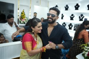 Tanisha Kuppanda Instagram - KUPPANDAS JEWELLERY’S 
 ಬಿಗ್ ಬಾಸ್ ಮನೆಯಲ್ಲಿ ತನಿಶಾ ತನ್ನ ಕನಸಿನ ಬಗ್ಗೆ  ಬಹಳ ಉತ್ಸುಕಳಾಗಿ ಹೇಳುತ್ತಿದ್ದಾಗ ಆಲಿಸಿದ್ದೆ

ಇಂದು ಗೆಳತಿ ತನಿಶಾಳ ಕನಸು ನನಸಾಗಿದೆ 

ನಿನ್ನ ಮುಂದಿನ  ಎಲ್ಲಾ ಕೆಲಸಗಳು ಯಶಸ್ವಿಯಾಗಲಿ ಎಂದು ಪ್ರೀತಿಯಿಂದ ಆಶಿಸುವೆ