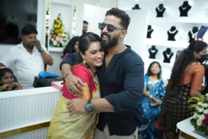 Tanisha Kuppanda Instagram - KUPPANDAS JEWELLERY’S 
 ಬಿಗ್ ಬಾಸ್ ಮನೆಯಲ್ಲಿ ತನಿಶಾ ತನ್ನ ಕನಸಿನ ಬಗ್ಗೆ  ಬಹಳ ಉತ್ಸುಕಳಾಗಿ ಹೇಳುತ್ತಿದ್ದಾಗ ಆಲಿಸಿದ್ದೆ

ಇಂದು ಗೆಳತಿ ತನಿಶಾಳ ಕನಸು ನನಸಾಗಿದೆ 

ನಿನ್ನ ಮುಂದಿನ  ಎಲ್ಲಾ ಕೆಲಸಗಳು ಯಶಸ್ವಿಯಾಗಲಿ ಎಂದು ಪ್ರೀತಿಯಿಂದ ಆಶಿಸುವೆ