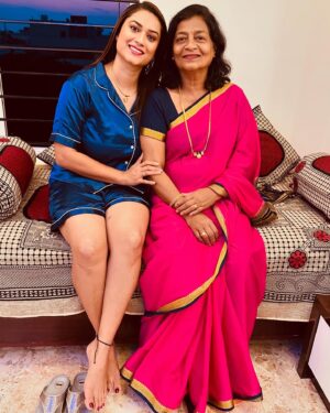Tanisha Kuppanda Instagram - Amma Amma I love you 🥰 😘 janma poorti ide helta irtini ❤️ I really love you Amma @leelakuppanda 😘 thank you for always being there 🤗 happy Mother’s Day my Leelu 😘😘😘😘