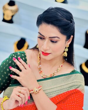 Tanisha Kuppanda Instagram - “I think there is beauty in everything. What ‘normal’ people perceive as ugly, I can usually see something of beauty in it.”

Saree : @swathihv_official 
Jewellery : @kuppandasjewellery 
PC : @rashmi 

#tani #tanisha #tanishakuppanda #tanishakuppandaactress #benki #benkitanisha🔥💥 #benkitanishakuppanda #ladyboss #biggbosstanisha #hennuhuli #tanishaarmy #thanks #beauty #actress #kannadaactress #kannadafilmindustry #kuppandasjewelry #kuppandaproductionhouse #kuppandas #werock #love #everywhere #live #forever