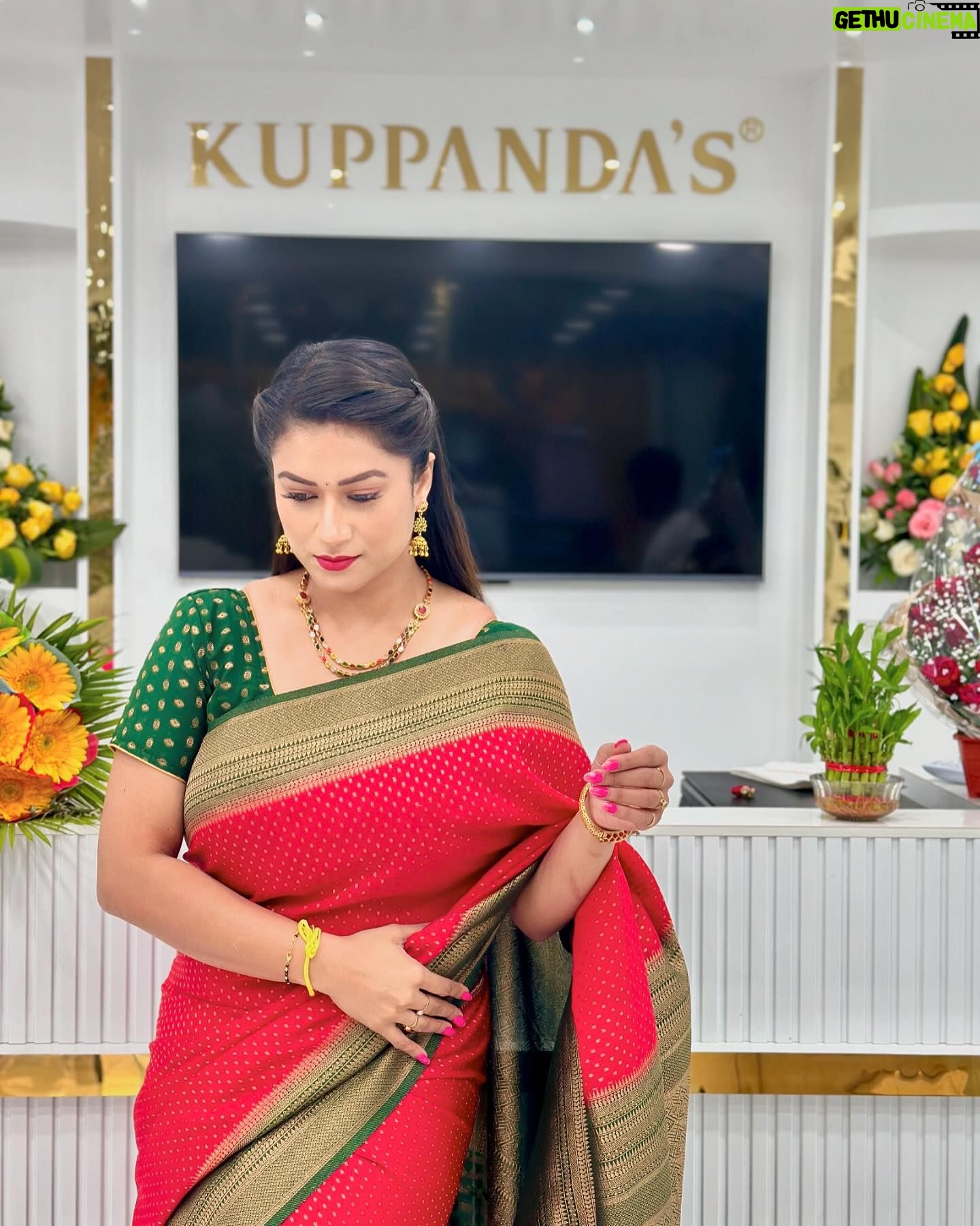 Tanisha Kuppanda Instagram - “I think there is beauty in everything. What ‘normal’ people perceive as ugly, I can usually see something of beauty in it.” Saree : @swathihv_official Jewellery : @kuppandasjewellery PC : @rashmi #tani #tanisha #tanishakuppanda #tanishakuppandaactress #benki #benkitanisha🔥💥 #benkitanishakuppanda #ladyboss #biggbosstanisha #hennuhuli #tanishaarmy #thanks #beauty #actress #kannadaactress #kannadafilmindustry #kuppandasjewelry #kuppandaproductionhouse #kuppandas #werock #love #everywhere #live #forever