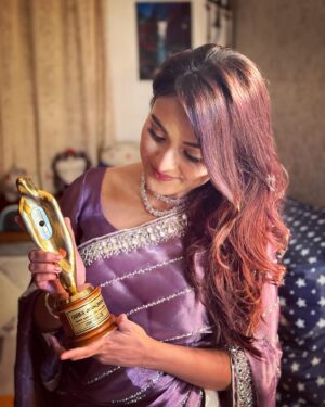 Tanjim Saiyara Totini Instagram - Finally I have this beauty in my hand ❤️ my first ever meril prothom alo award! 
Best actress critic (short film) for “Shomoy Shob Jane”
Thank you jury board and needless to mention my lovely audience ❤️