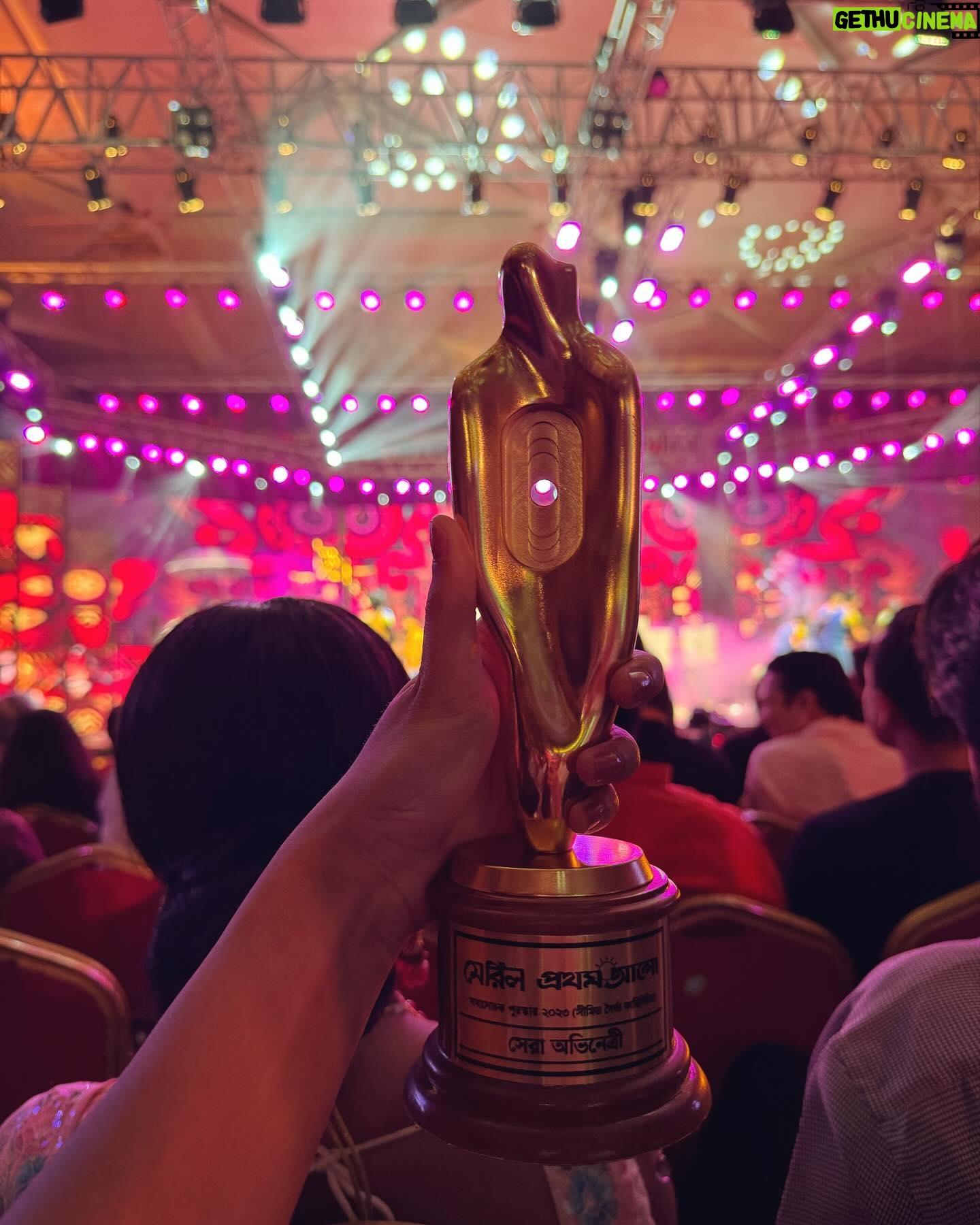 Tanjim Saiyara Totini - 86.2K Likes - Finally I have this beauty in my hand ❤️ my first ever meril prothom alo award! 
Best actress critic (short film) for “Shomoy Shob Jane”
Thank you jury board and needless to mention my lovely audience ❤️
