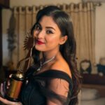 Tanjim Saiyara Totini Instagram – An award is like an inspiration. This beauty in my hand will motivate me to work even harder in the coming days. Thank you so much Bifa awards 🙏
Hair and makeup @makeoverfinesse 
Costume @safiyasathi