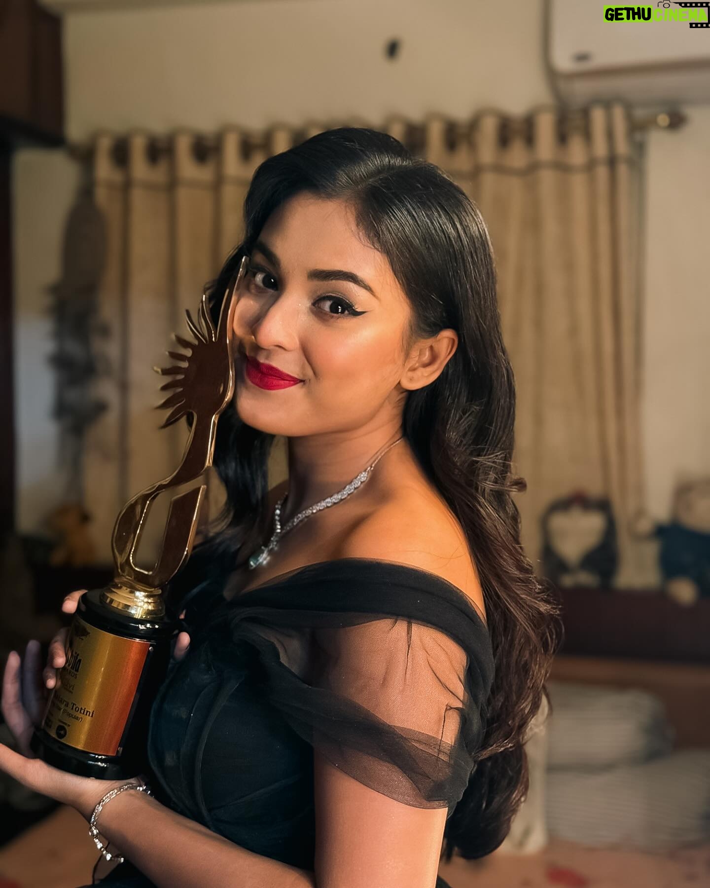 Tanjim Saiyara Totini Instagram - An award is like an inspiration. This beauty in my hand will motivate me to work even harder in the coming days. Thank you so much Bifa awards π Hair and makeup @makeoverfinesse Costume @safiyasathi
