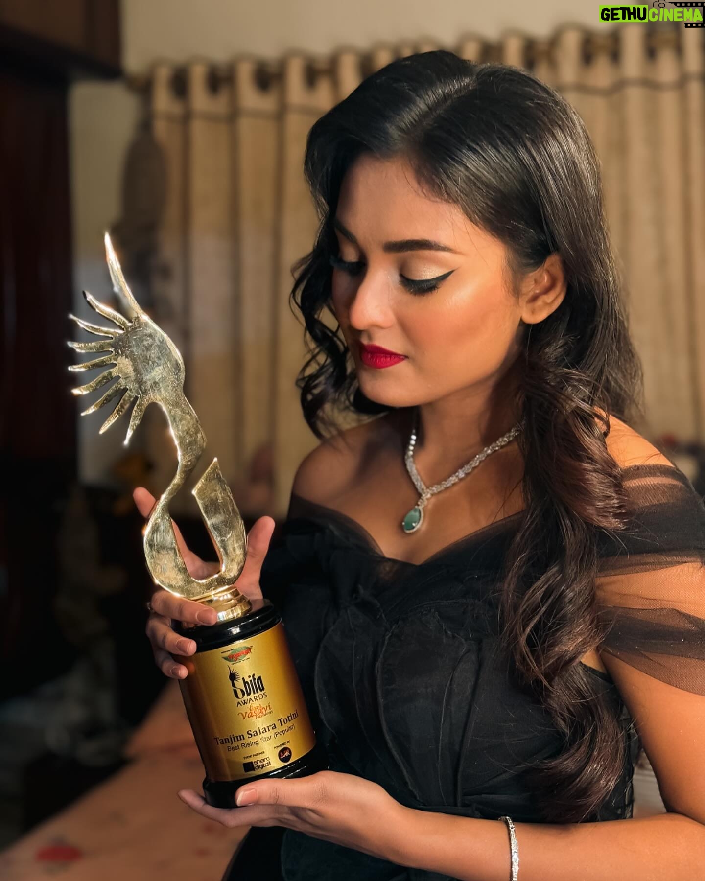 Tanjim Saiyara Totini Instagram - An award is like an inspiration. This beauty in my hand will motivate me to work even harder in the coming days. Thank you so much Bifa awards π Hair and makeup @makeoverfinesse Costume @safiyasathi