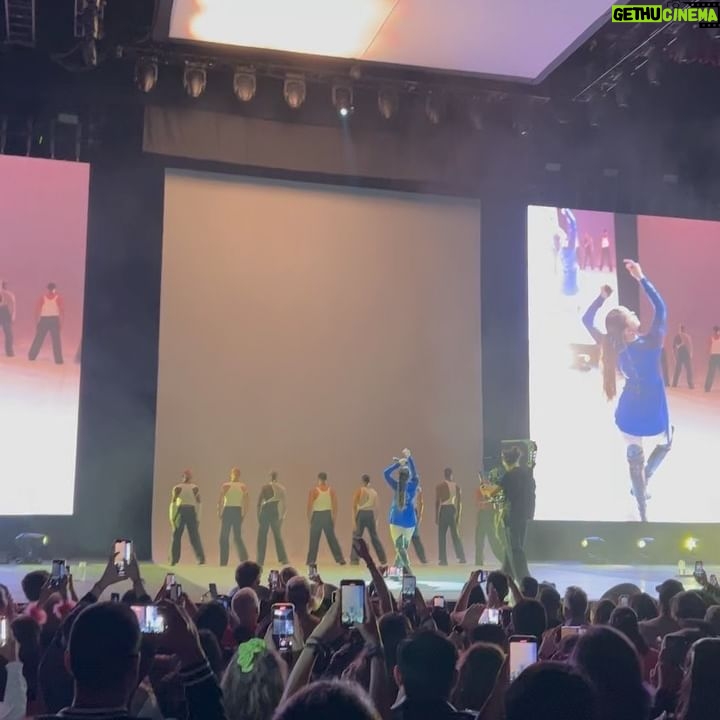 Tanu Muino Instagram - La Reina @rosalia.vt 💙 Best show! So inspired! Thank you! 💙
