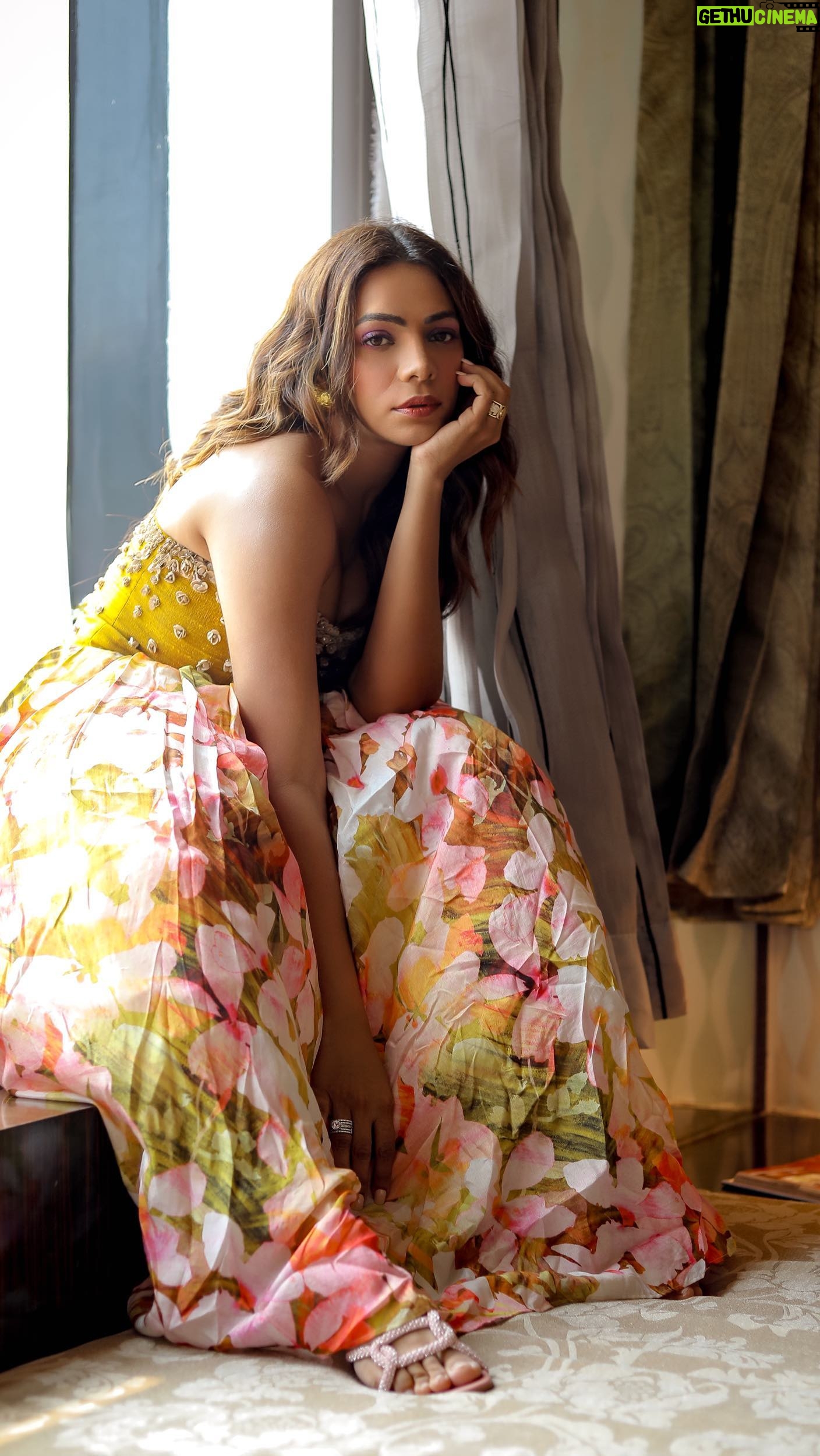 Tanvi Thakkar Instagram - Girls- We like to dress down and simple ππ»ββοΈπ€ͺ Wearing @aguisebymandirabansal PR @mintandmilkpr Location @sofitelmumbaibkc Shot by @portraitsbyvishal Cover Image and Edited by @yash_bhatwal_photography Makeup @falgunikapasi_mua #tanvithakker #ootd