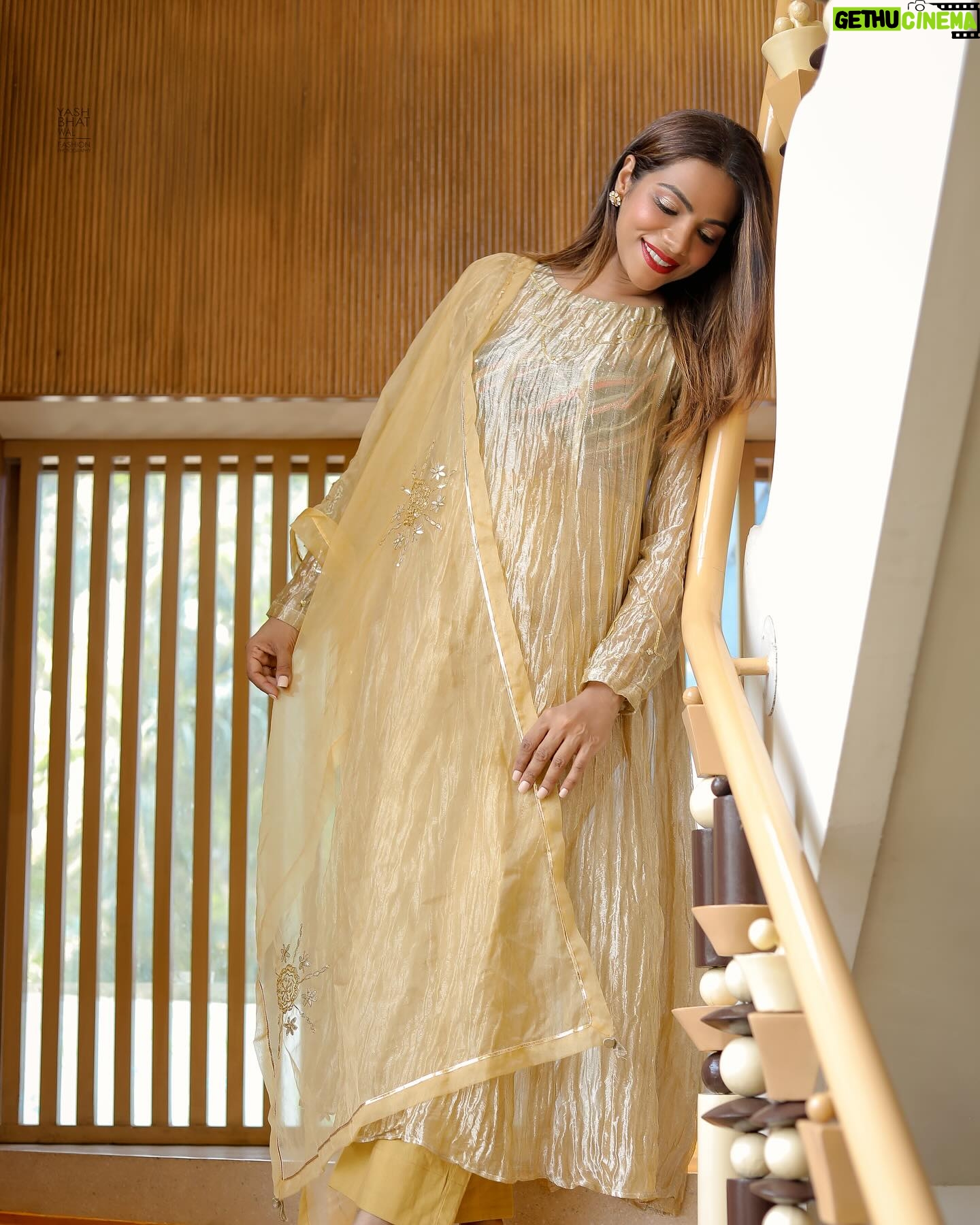 Tanvi Thakkar Instagram - Golden Mornings 💛 Wearing @kkanyaah_clothing Outfit PR @oakpinionpr Location @craycraftmumbai Location PR @rainmakerconsults Clicked by @yash_bhatwal_photography Makeup @falgunikapasi_mua Hair @hairbygeetabhadra Footwear @fleur.footwear
