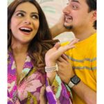 Tanvi Thakkar Instagram - Dekho Magar Pyaar Se 😜😂👊 #funnyreels #couplereels #couplevideos #marriedcouple #husbandandwife #jokes #grwm #tanvithakker #adityakapadia