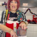 Tanya Hennessy Instagram - Final episode of Tracey’s Treats Christmas special xoxo luv 💚❤️💚❤️