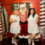 Tanya Hennessy Instagram - This is your sign to get a shopping centre Santa photo with your friend with IBS. Also Santa isn’t feeling it.