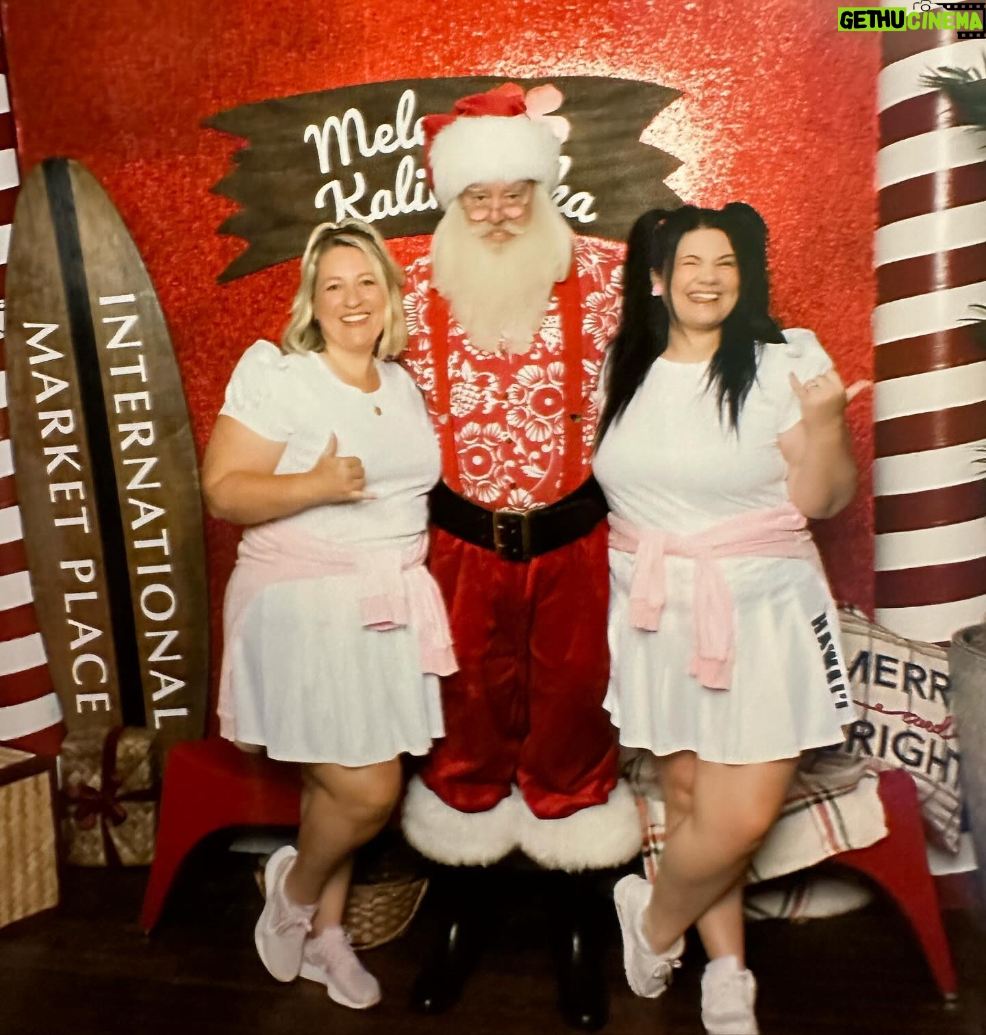 Tanya Hennessy Instagram - This is your sign to get a shopping centre Santa photo with your friend with IBS. Also Santa isn’t feeling it.