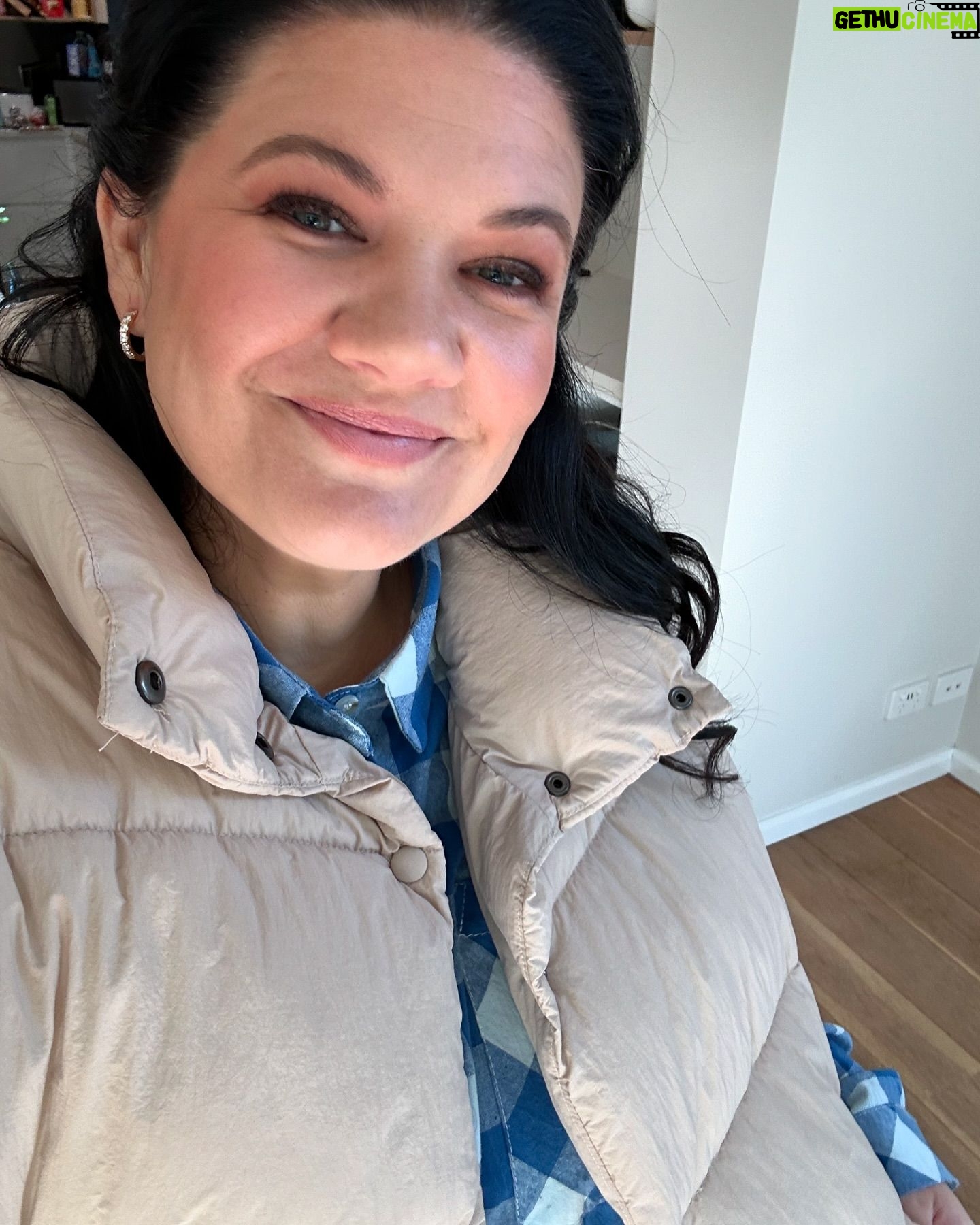 Tanya Hennessy Instagram - Shooting @sydneyweekender today, and I think I got the aesthetic correct. It’s giving weekend getaway but sexy @joannebentleymakeup on the face and hairs 🩷 this episode is all about Sydney’s Inner West, my home.
