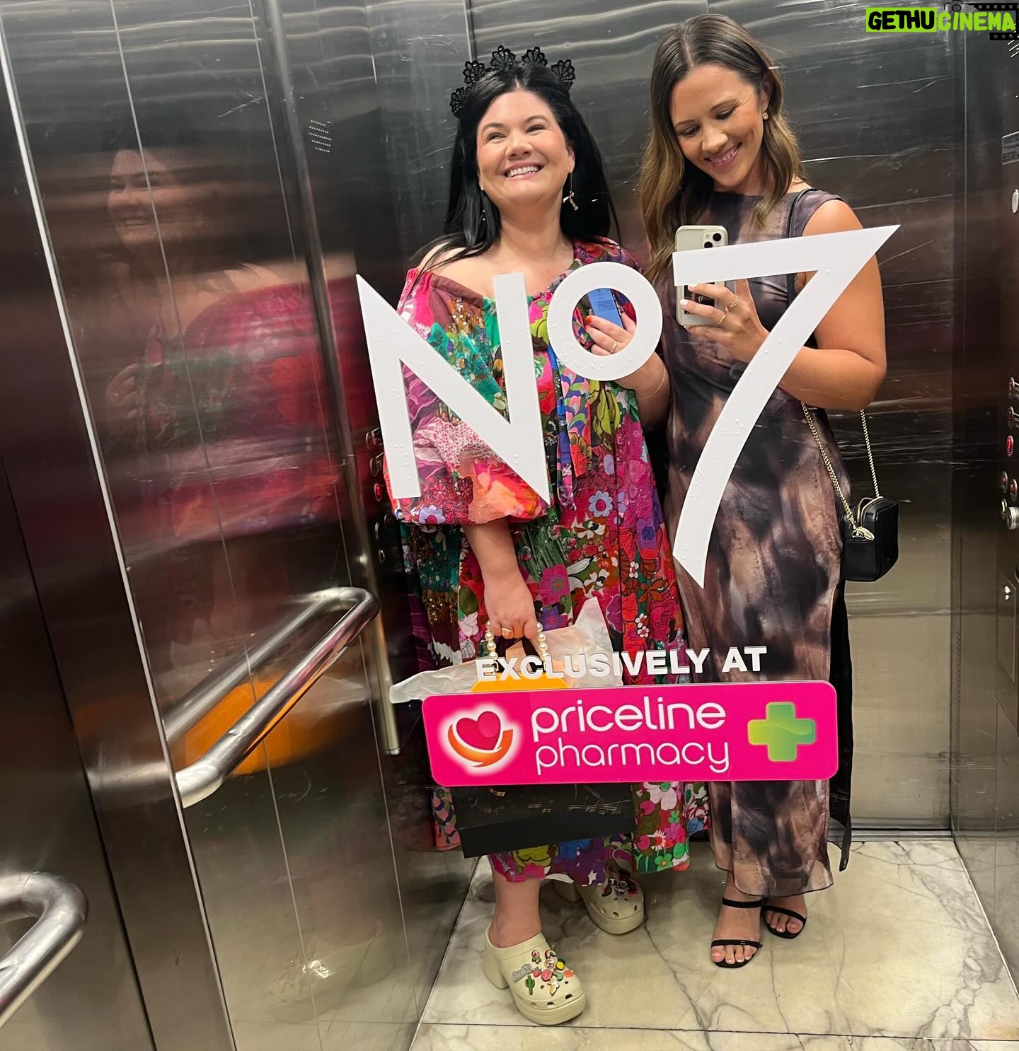 Tanya Hennessy Instagram - Take your sister to work day. I get so nervous before events I can’t go alone, I just flip out. Especially today, I had three coffees and no food. See harrowing stories So I was happy @lannylu_ a girl who also lived in my mums uterus, was free 🩷 @pricelineau