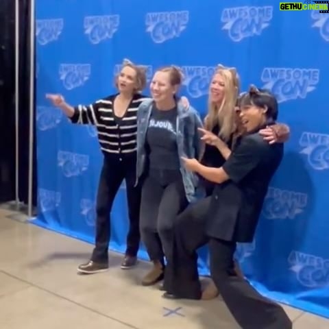 Tara Reid Instagram - #JosieandThePussycats #JATP 🐱 #TaraReid #RachaelLeighCook #RosarioDawson @archiecomics @rosariodawson @rachaelleighcook Thanks to all the wonderful fans, it was so amazing to see you all 💜💜💜💜💜💜💜 🐱 🐈⬛ 🐈