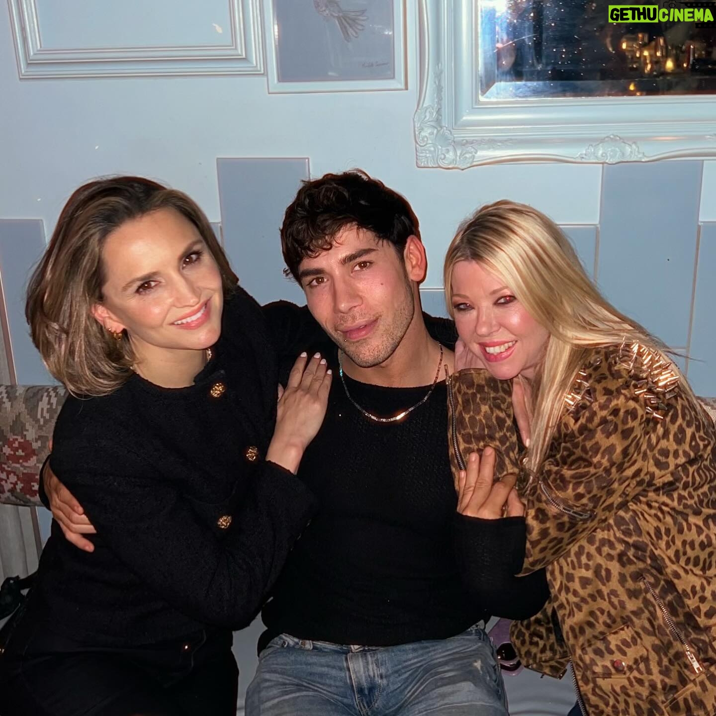 Tara Reid Instagram - Thereβs nothing like spending time with my family. Love these guys and thank you @matthewpaulmurray for all the beautiful makeup you do ππ±π±π±ππ. @rosariodawson @rachaelleighcook